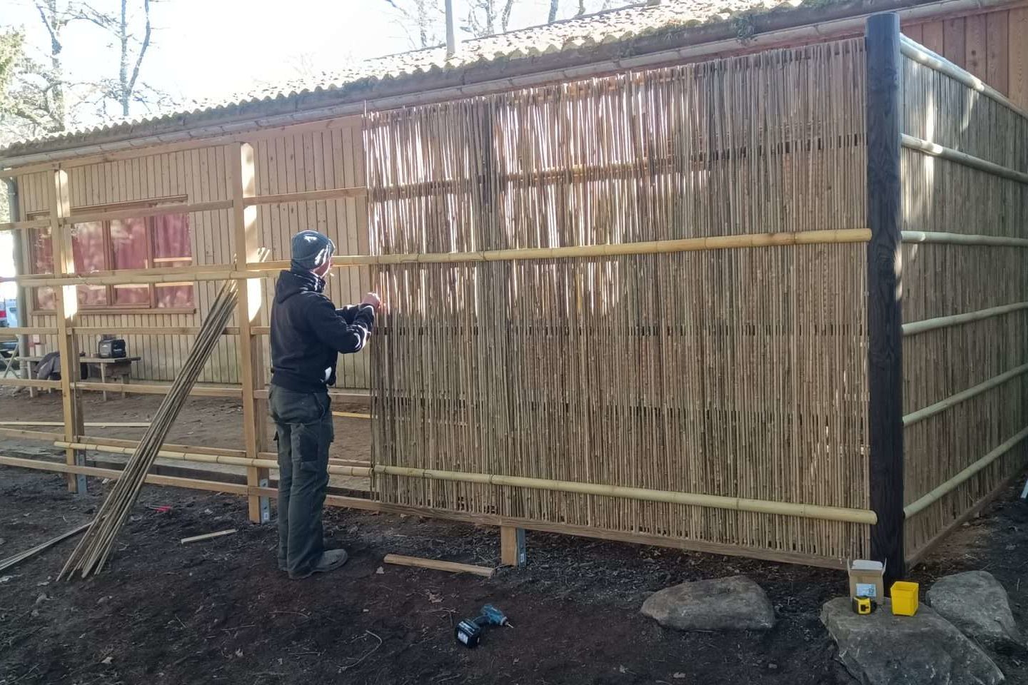 palissade bambou japonaise en cours de construction