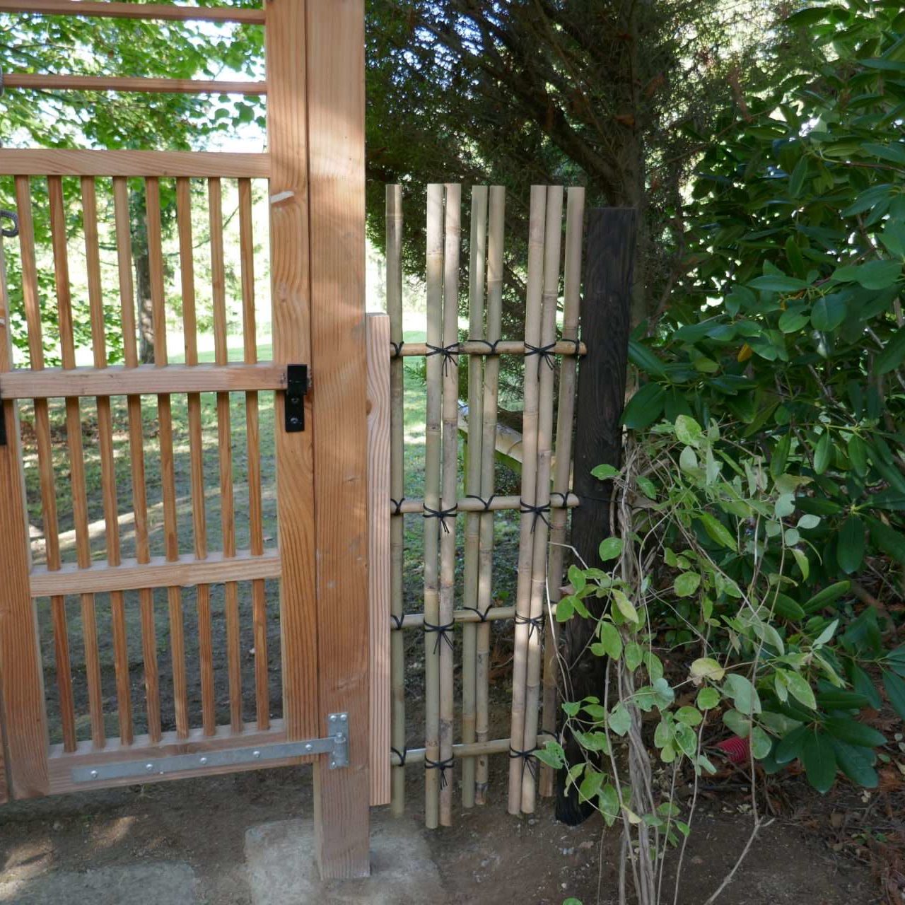 Barriere en bambou de style yotsume gaki à l'entrée d'un Kyodo Jo