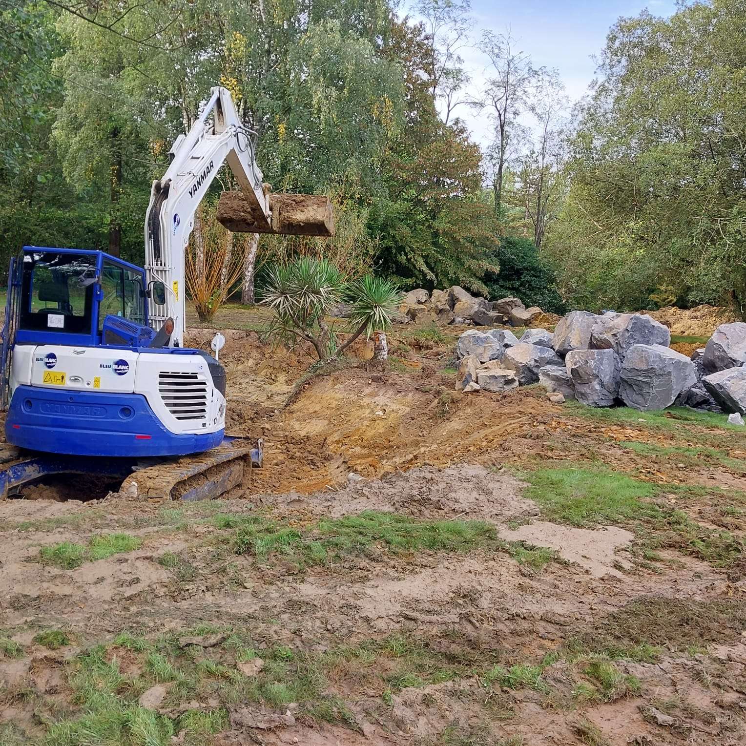 Terrassement et enrochement d'une mare